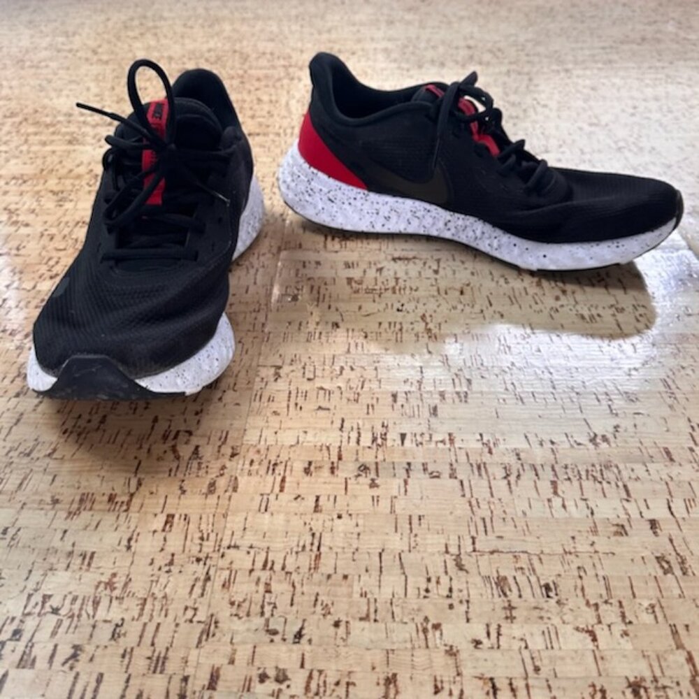 Nike Revolution running shoes Mens 9.5